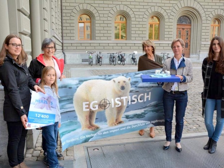 Tierschutzorganisationen fordern Importverbot für Jagdtrophäen: Petitionsübergabe ans Parlament