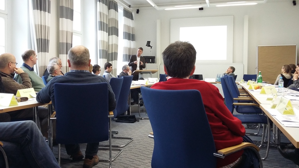 Prof. Jörg Luy referiert vor einem interessierten Publikum